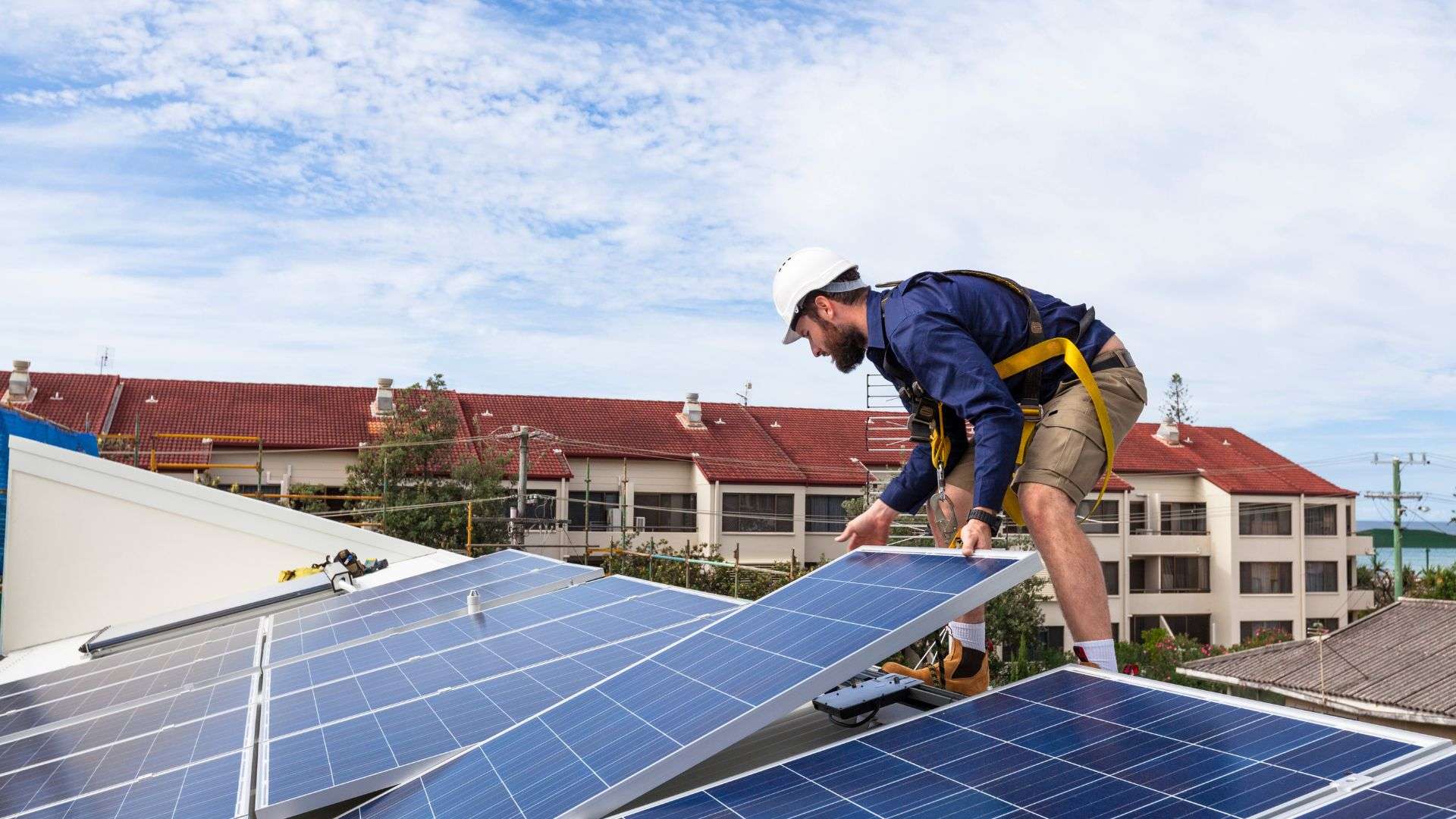 Pose de panneaux photovoltaïques sur une toiture dans le secteur de Saint-Raphaël