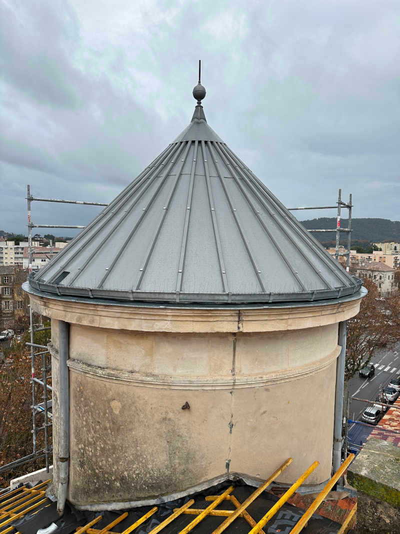 Travaux de zinguerie, noues et raccords métalliques sur une toiture à Antibes