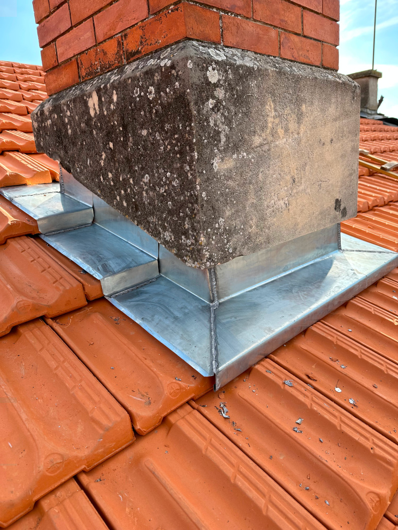Pose d’une gouttière en zinc sur une toiture de maison à Antibes